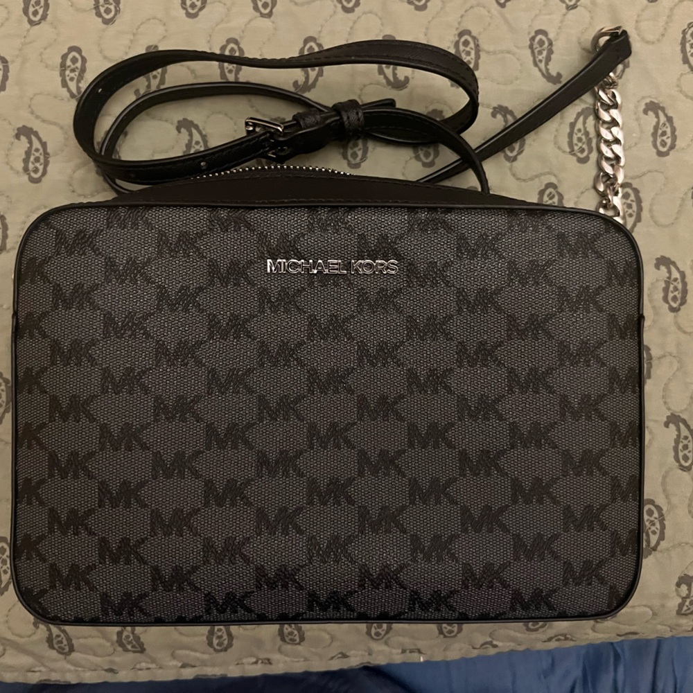Michael Kors Crossbody bag w/chain link strap